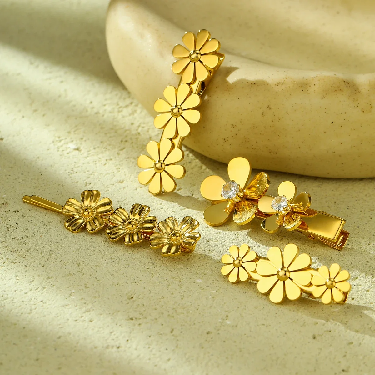 Photo produit : Hair Clip with Three Daisy Flowers in Gold-Tone Stainless Steel