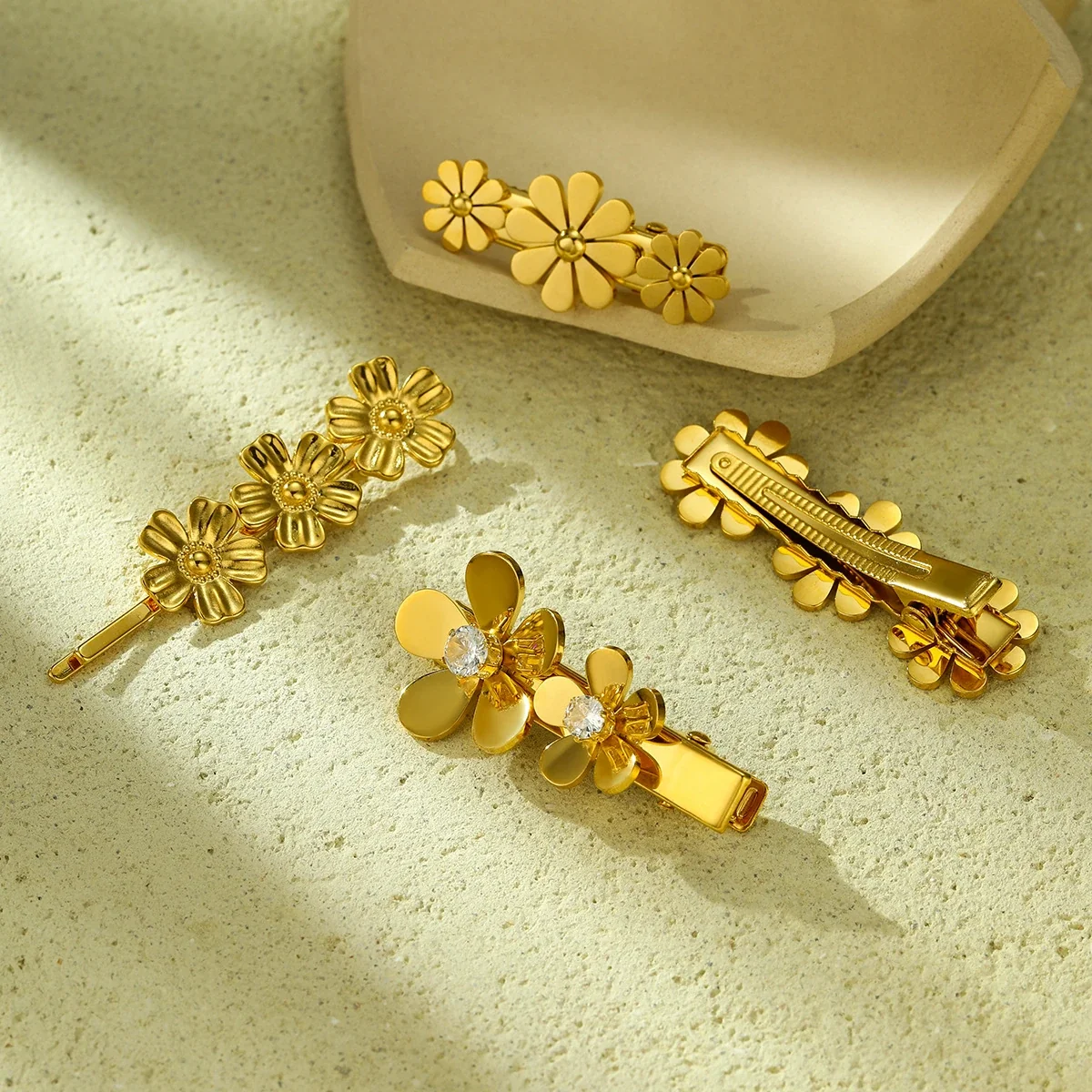 Photo produit : Hair Clip with Three Daisy Flowers in Gold-Tone Stainless Steel