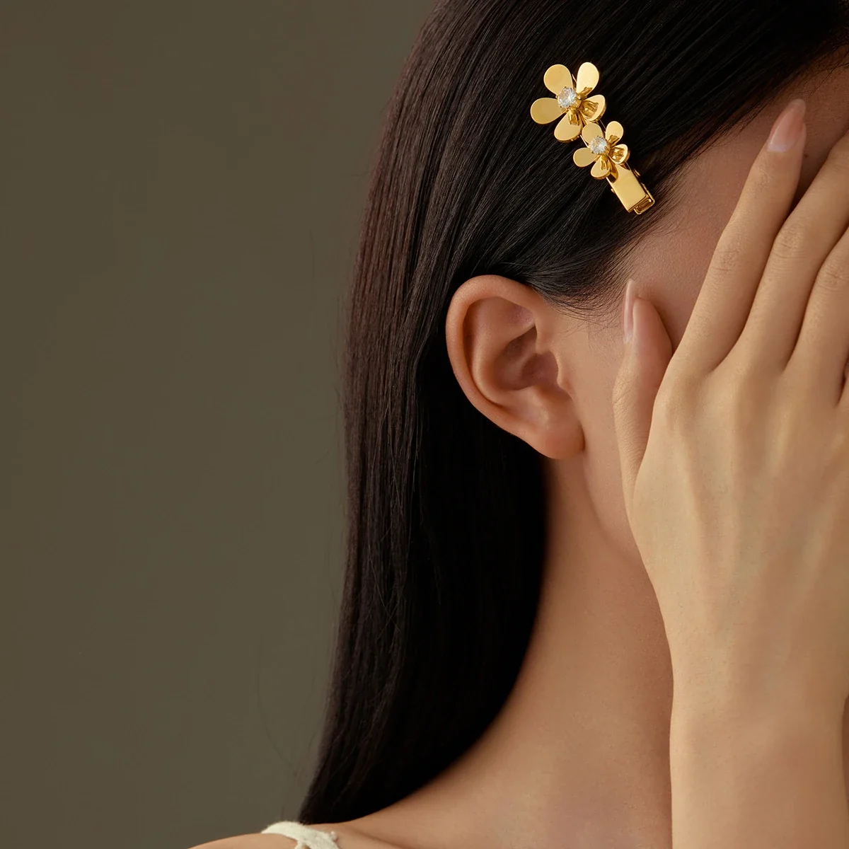 Photo produit : Hair Clip with Three Daisy Flowers in Gold-Tone Stainless Steel