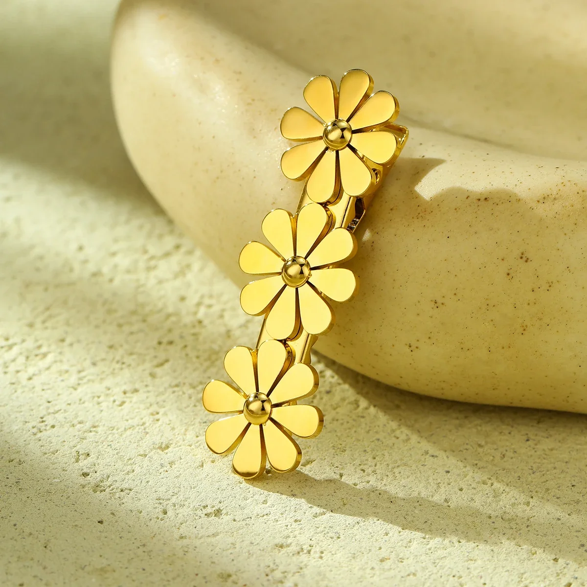 Photo produit : Hair Clip with Three Daisy Flowers in Gold-Tone Stainless Steel