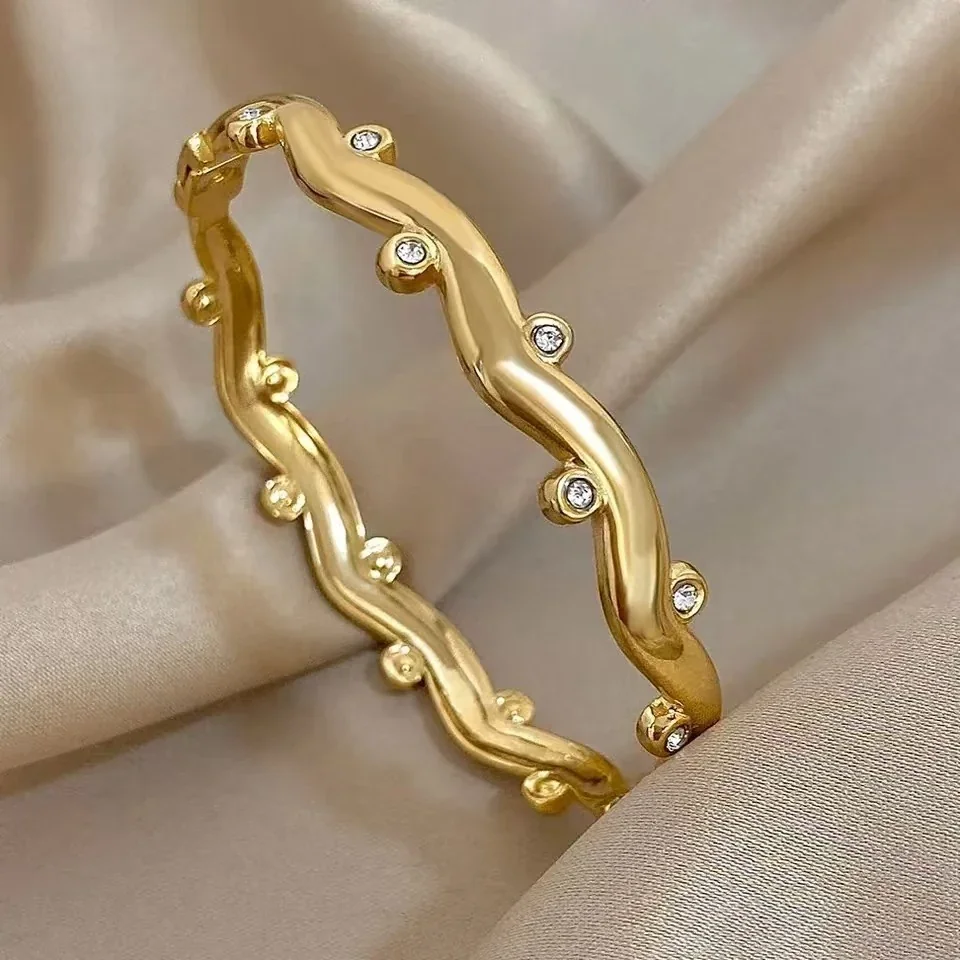 Foto del producto: Bangle Bracelet Wavy Crystal Bezel Accents Gold-Plated