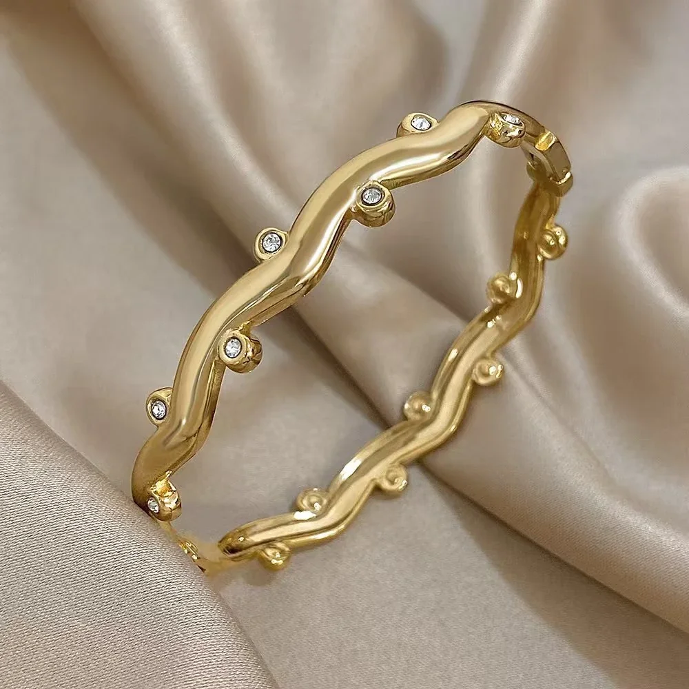 Foto del producto: Bangle Bracelet Wavy Crystal Bezel Accents Gold-Plated