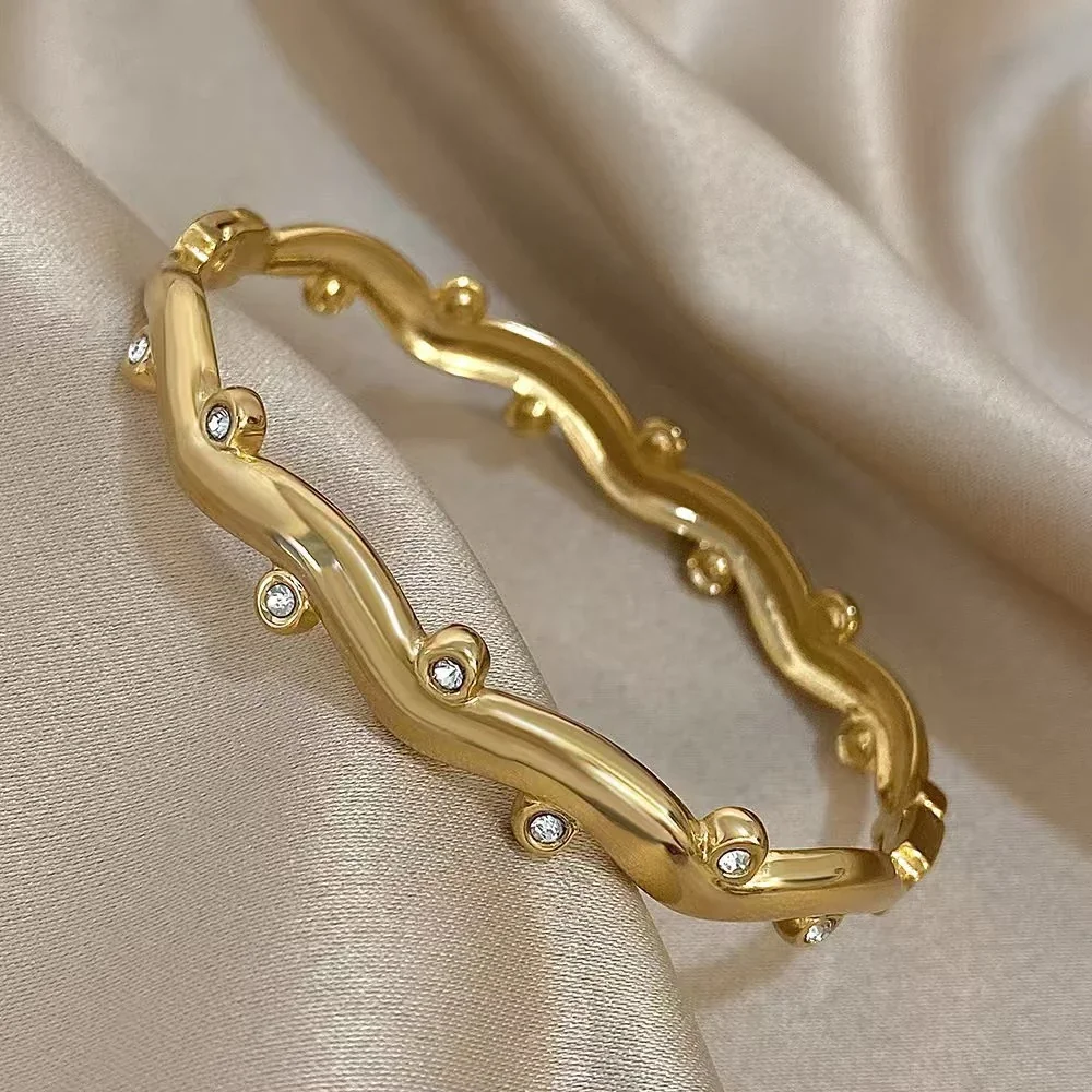 Foto del producto: Bangle Bracelet Wavy Crystal Bezel Accents Gold-Plated