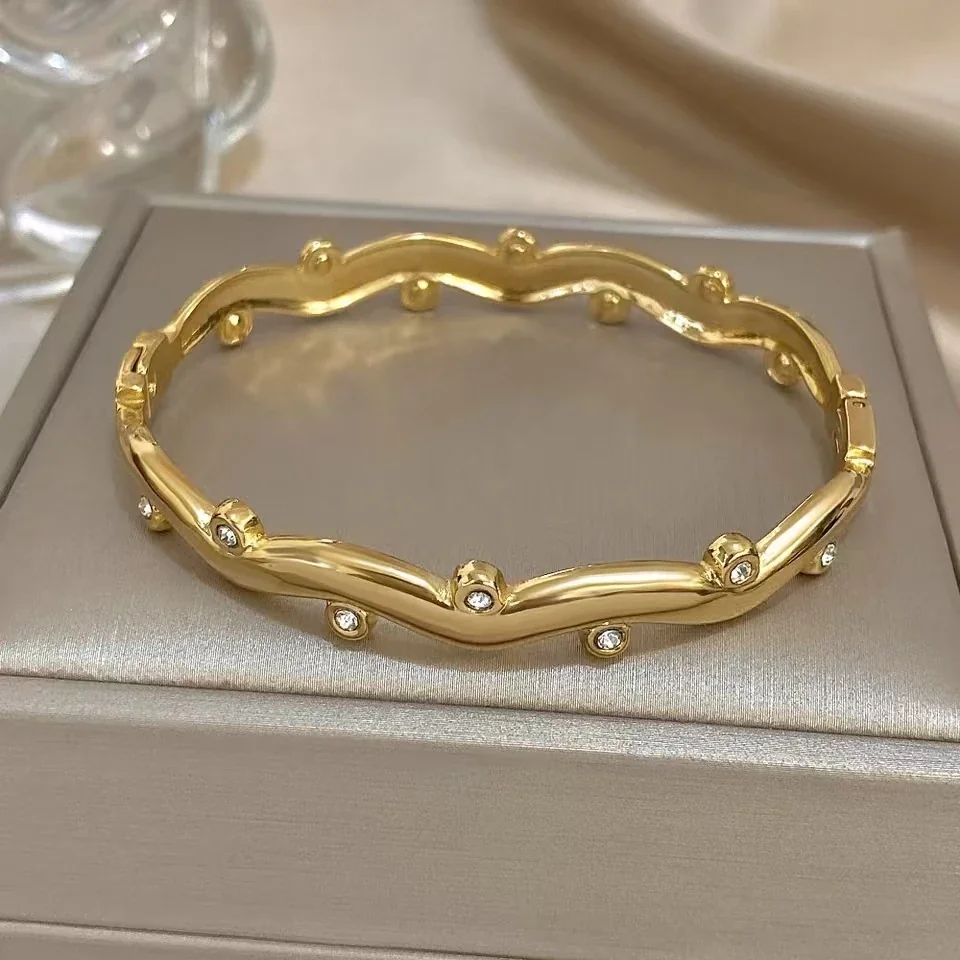 Foto del producto: Bangle Bracelet Wavy Crystal Bezel Accents Gold-Plated