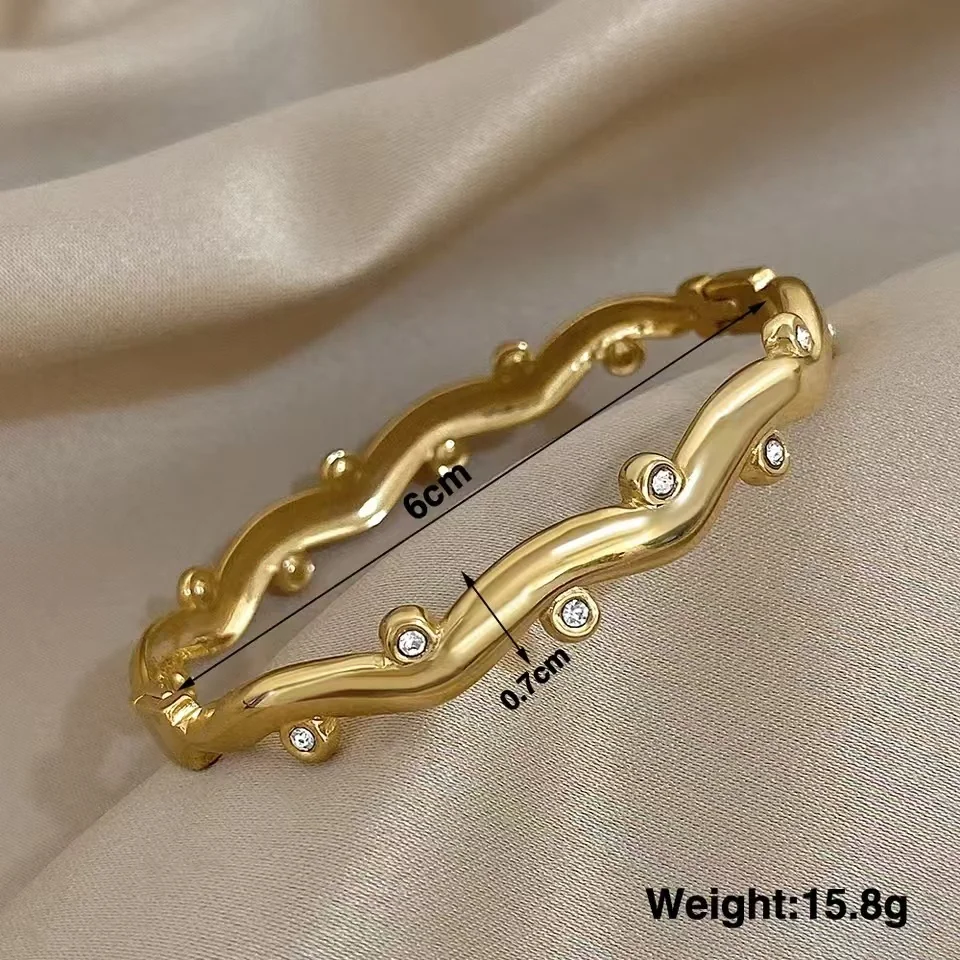 Foto del producto: Bangle Bracelet Wavy Crystal Bezel Accents Gold-Plated