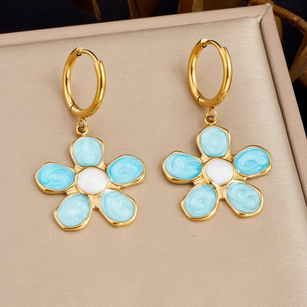 Druppelvormige Oorringen met Blauwe Vijfbladige Bloemen, Verguld productfoto