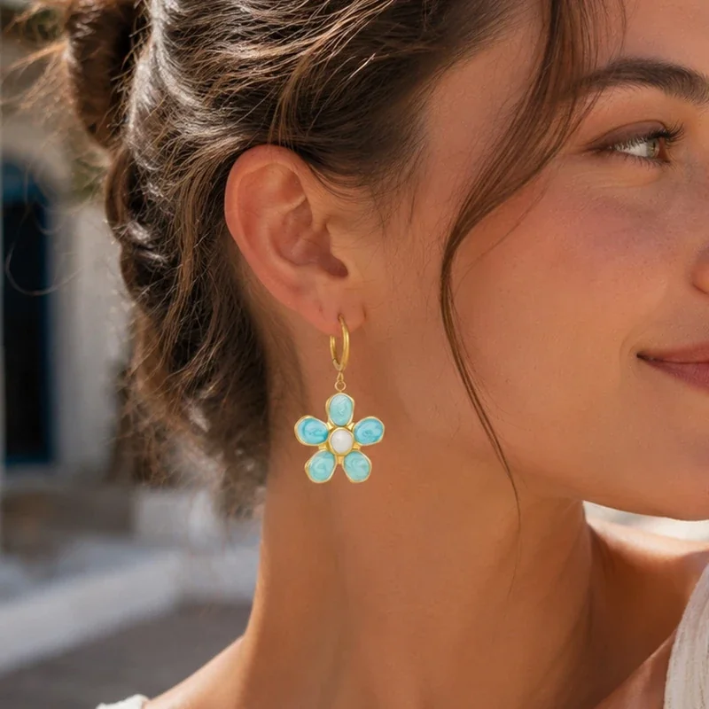 Druppelvormige Oorringen met Blauwe Vijfbladige Bloemen, Verguld productfoto