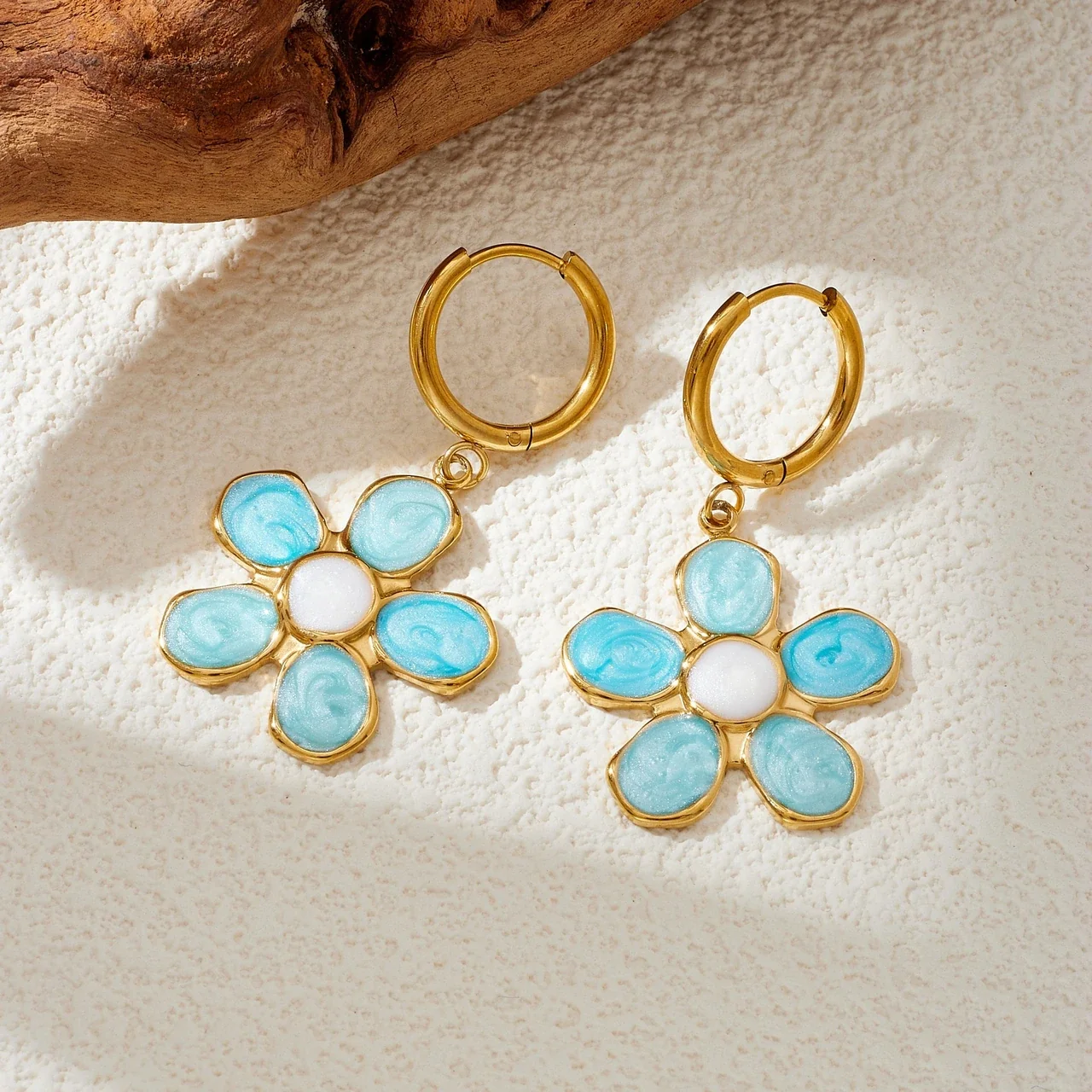 Druppelvormige Oorringen met Blauwe Vijfbladige Bloemen, Verguld productfoto