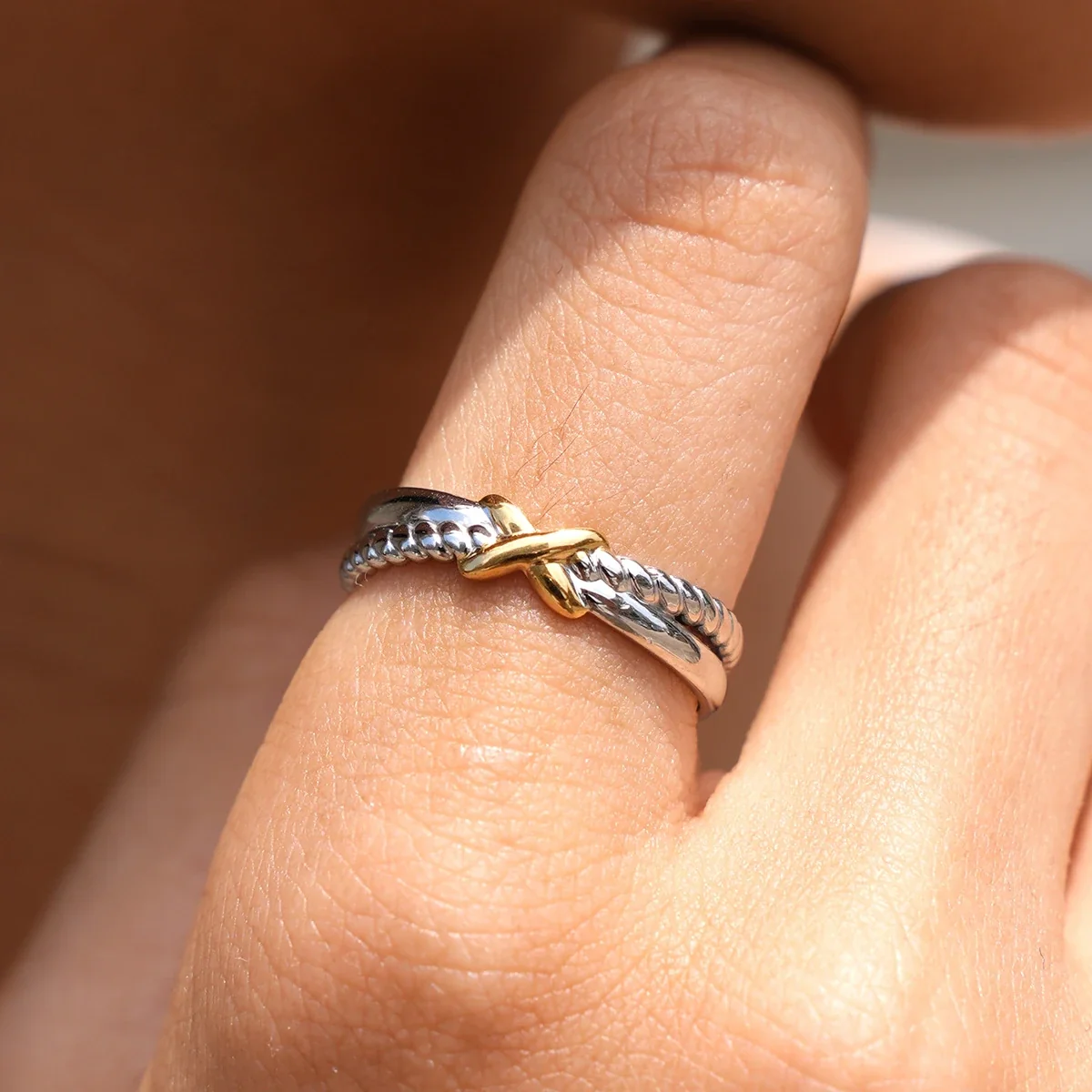 Ring: Verstelbare X-knoop met koordstructuur van roestvrij staal, goud PVD productfoto