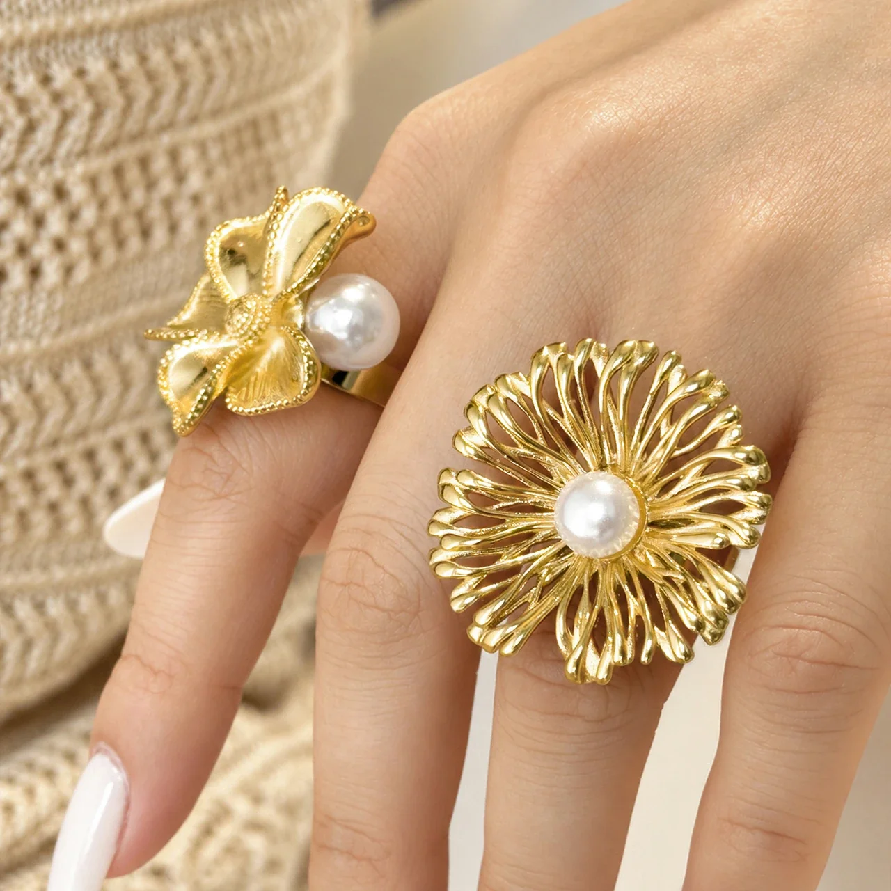 Foto del producto: Anillo: Flor Texturizada Abierta con Perla de Concha de Acero Inoxidable