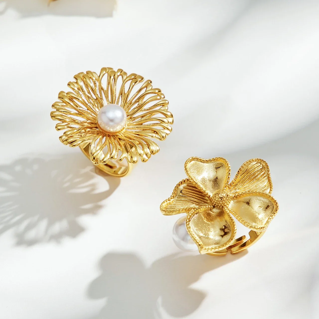 Foto del producto: Anillo: Flor Texturizada Abierta con Perla de Concha de Acero Inoxidable
