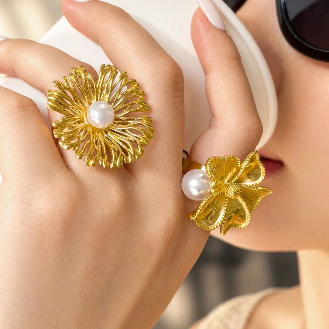 Foto del producto: Anillo: Flor Texturizada Abierta con Perla de Concha de Acero Inoxidable