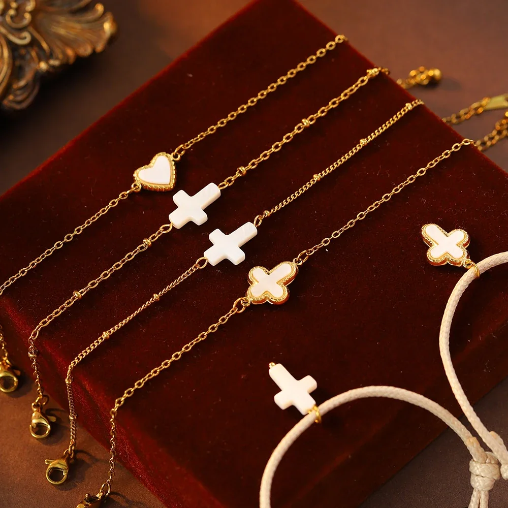 Photo produit : Bracelet croix plaqué or avec incrustation blanche, acier inoxydable 316