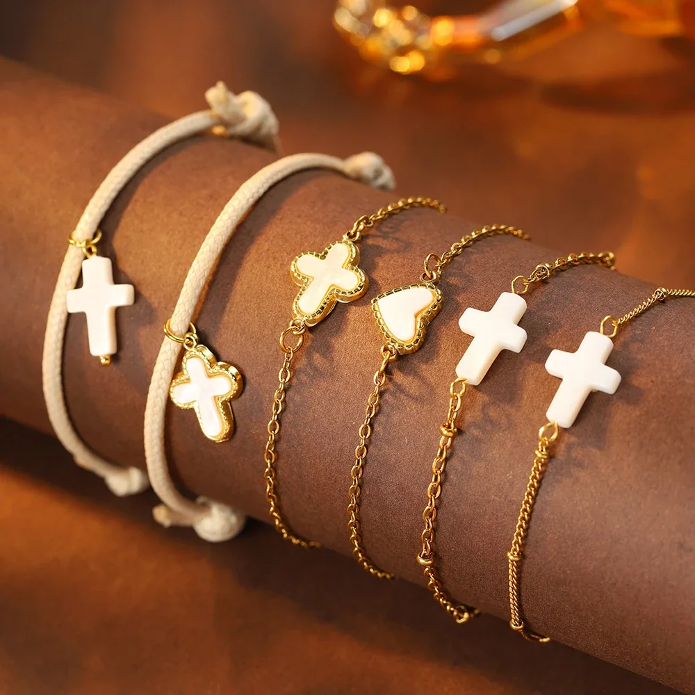 Photo produit : Bracelet croix plaqué or avec incrustation blanche, acier inoxydable 316