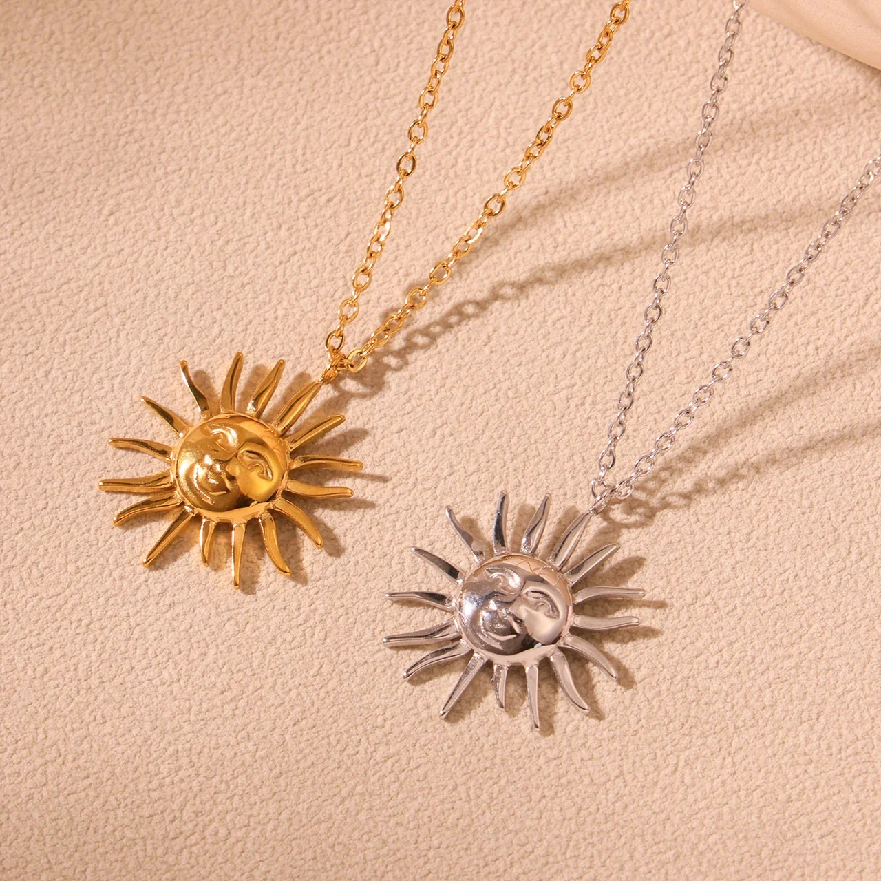 Ketting met Zonnehanger en Stralende Zonnestralen, Verguld Staal productfoto