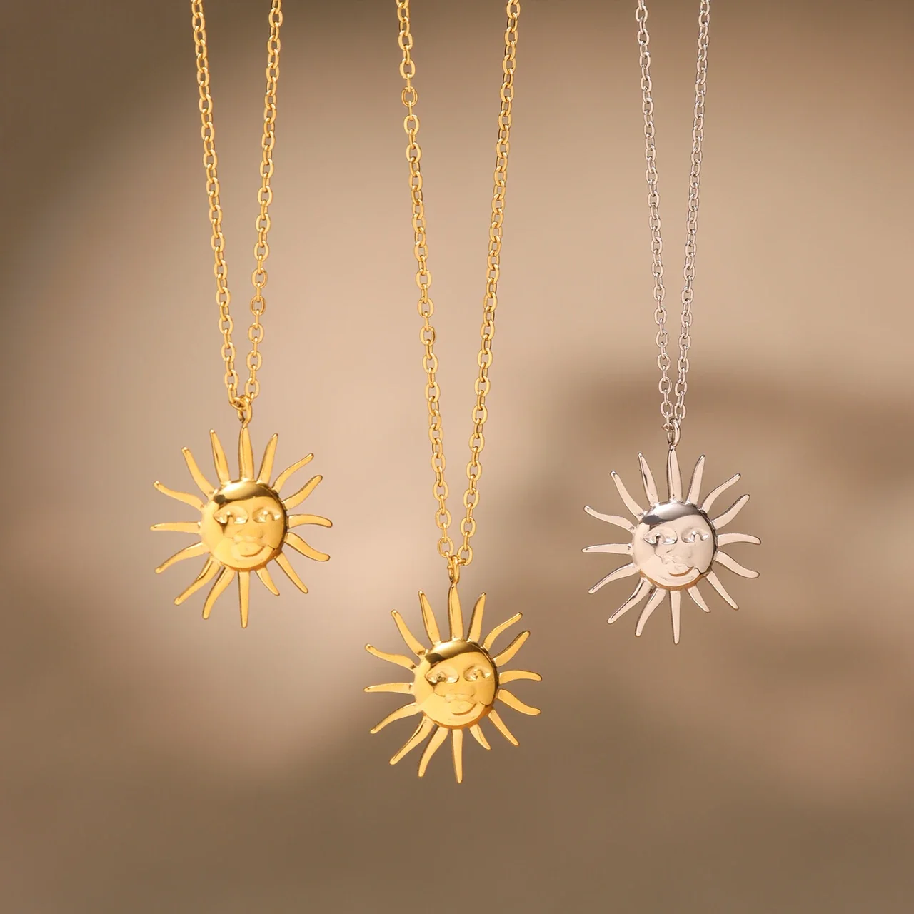 Ketting met Zonnehanger en Stralende Zonnestralen, Verguld Staal productfoto