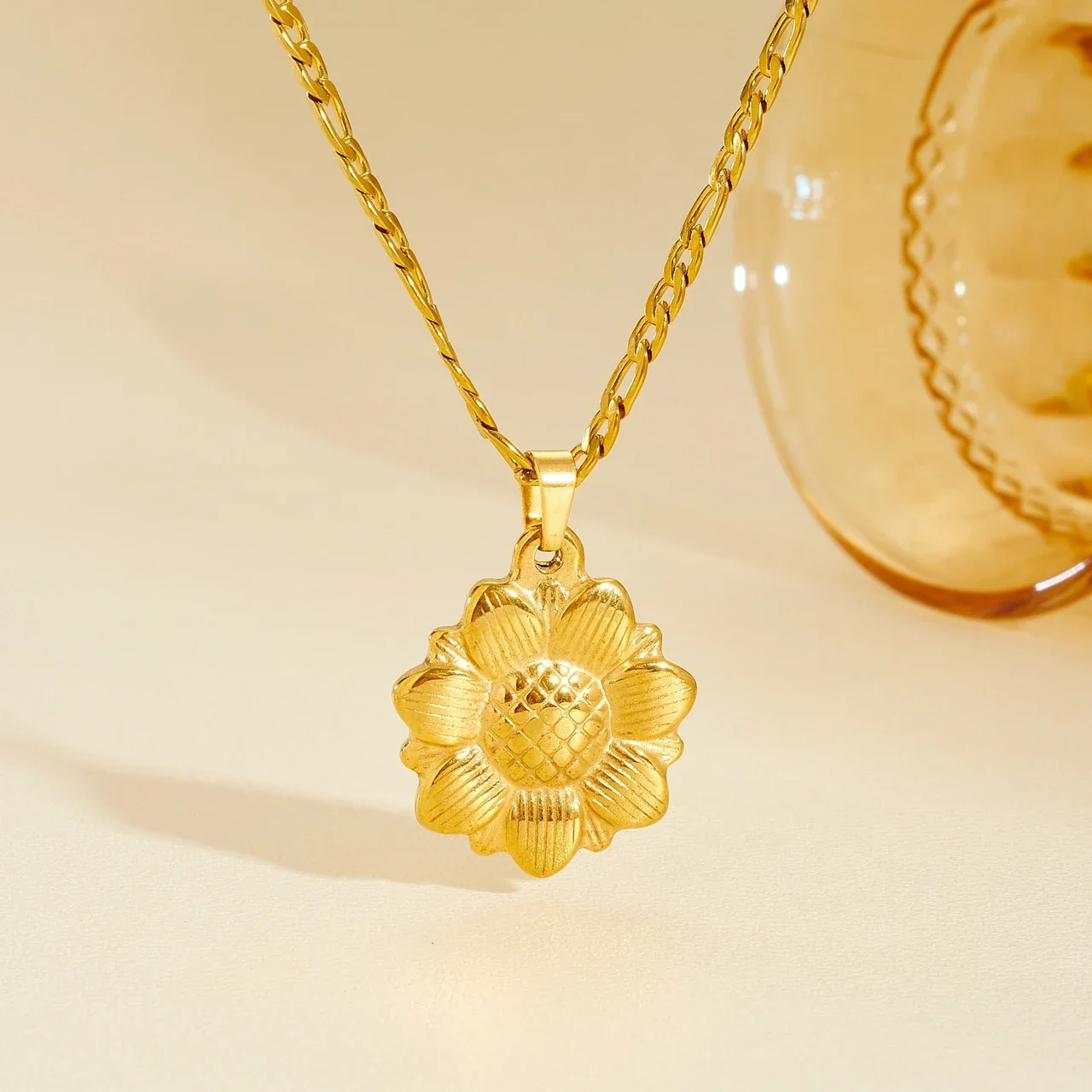 Foto do produto: Colar com Pingente de Girassol e Corrente Figaro em PVD Dourado
