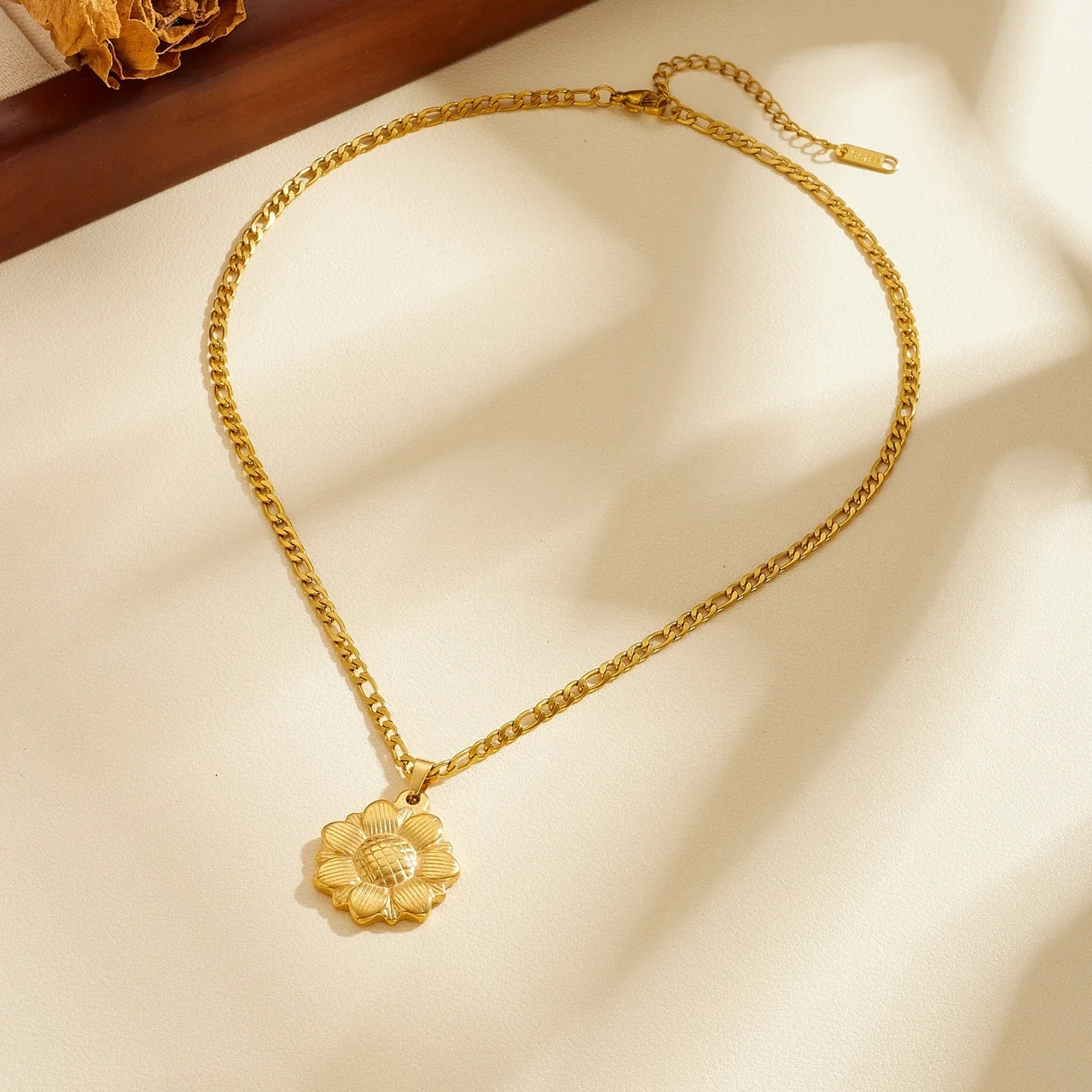 Foto do produto: Colar com Pingente de Girassol e Corrente Figaro em PVD Dourado