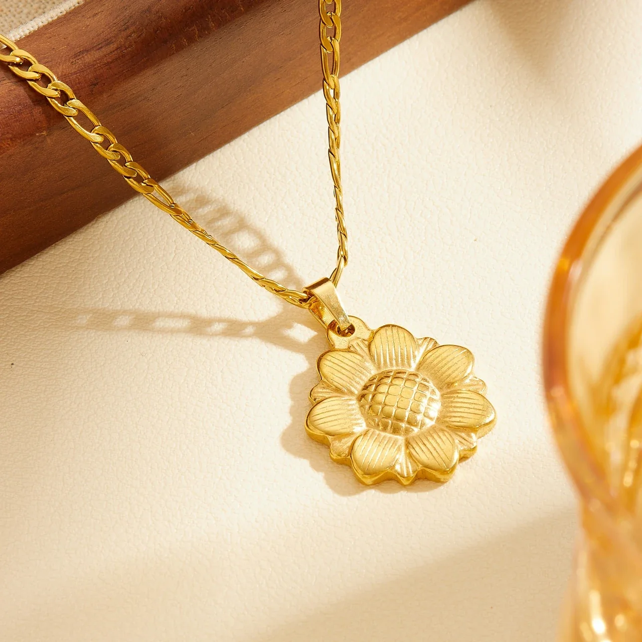 Foto do produto: Colar com Pingente de Girassol e Corrente Figaro em PVD Dourado
