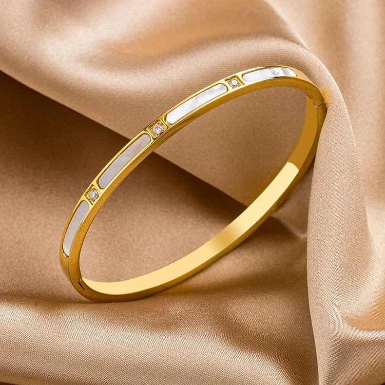 Bangle met schelpinleg en kristalaccenten, verguld roestvrij staal productfoto