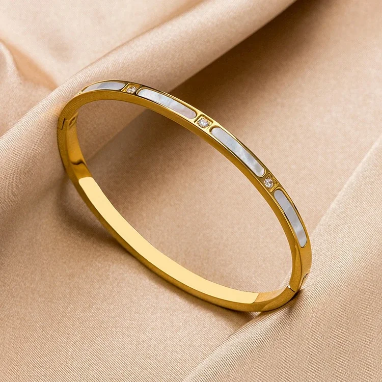 Bangle met schelpinleg en kristalaccenten, verguld roestvrij staal productfoto