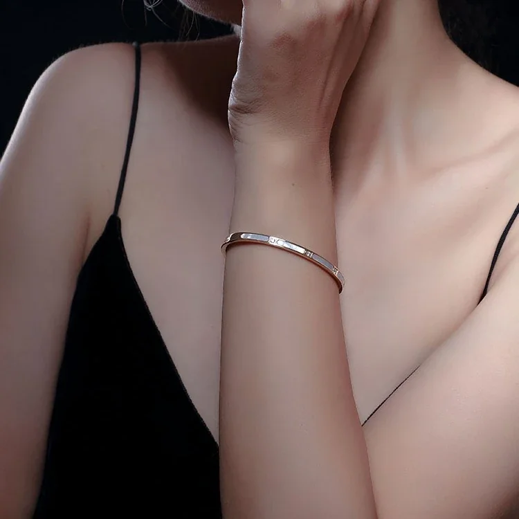 Bangle met schelpinleg en kristalaccenten, verguld roestvrij staal productfoto