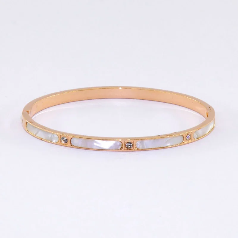 Bangle met schelpinleg en kristalaccenten, verguld roestvrij staal productfoto