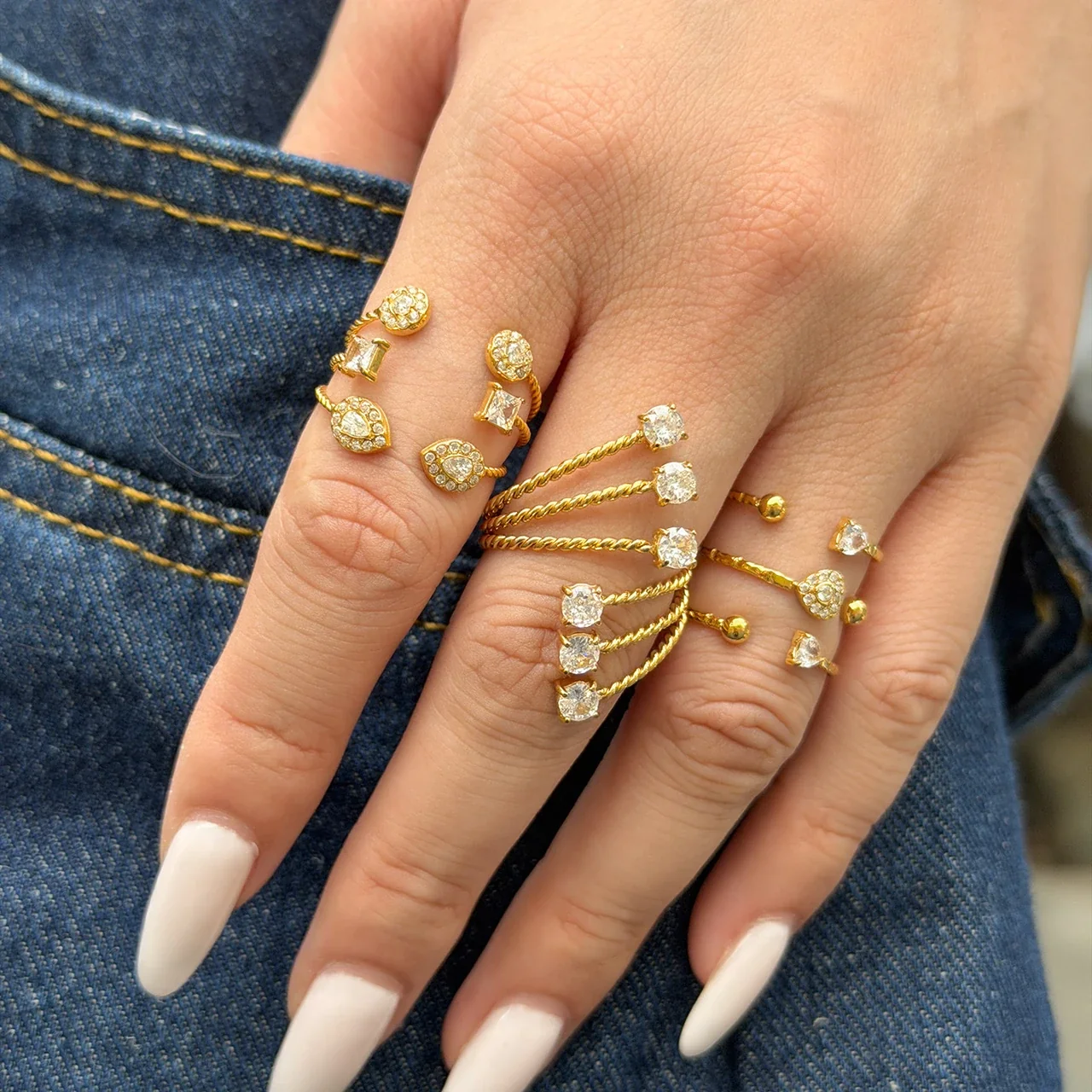 Open ring met geometrische zirkoniamotieven en open uiteinden, verguld staal productfoto