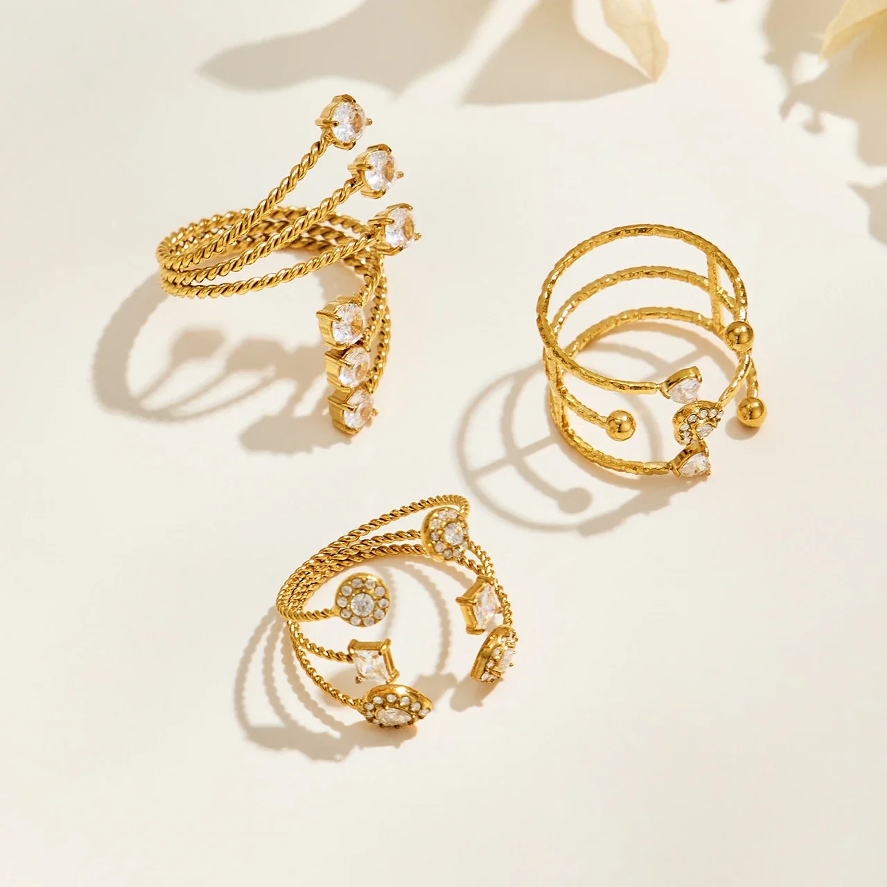 Open ring met geometrische zirkoniamotieven en open uiteinden, verguld staal productfoto