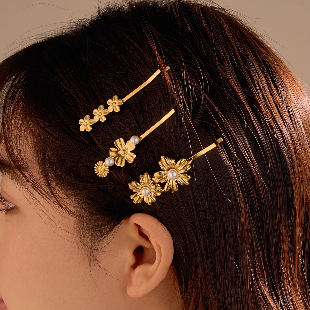 Foto del producto: Horquilla floral de perlas en acero chapado en oro de 18K
