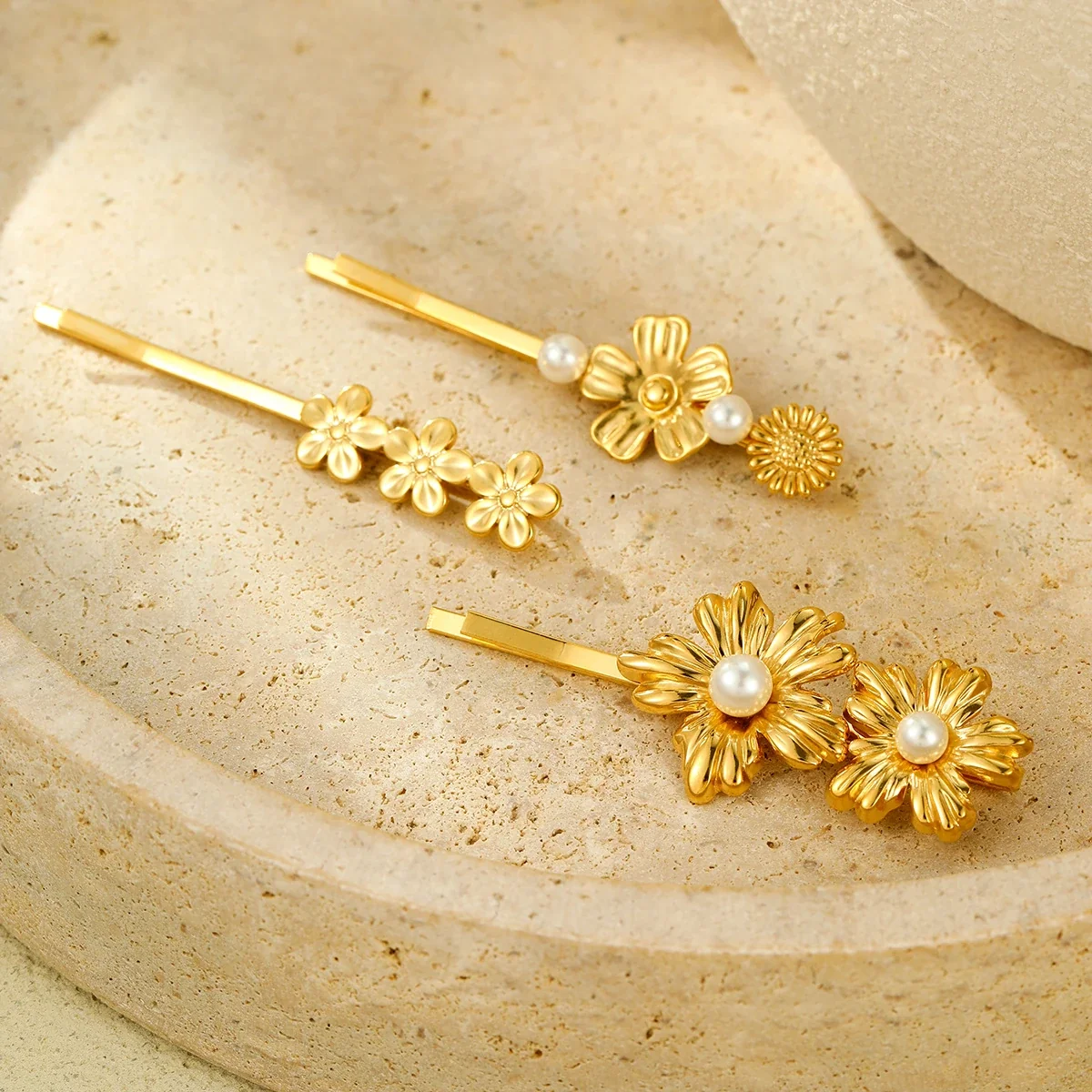 Foto del producto: Horquilla floral de perlas en acero chapado en oro de 18K