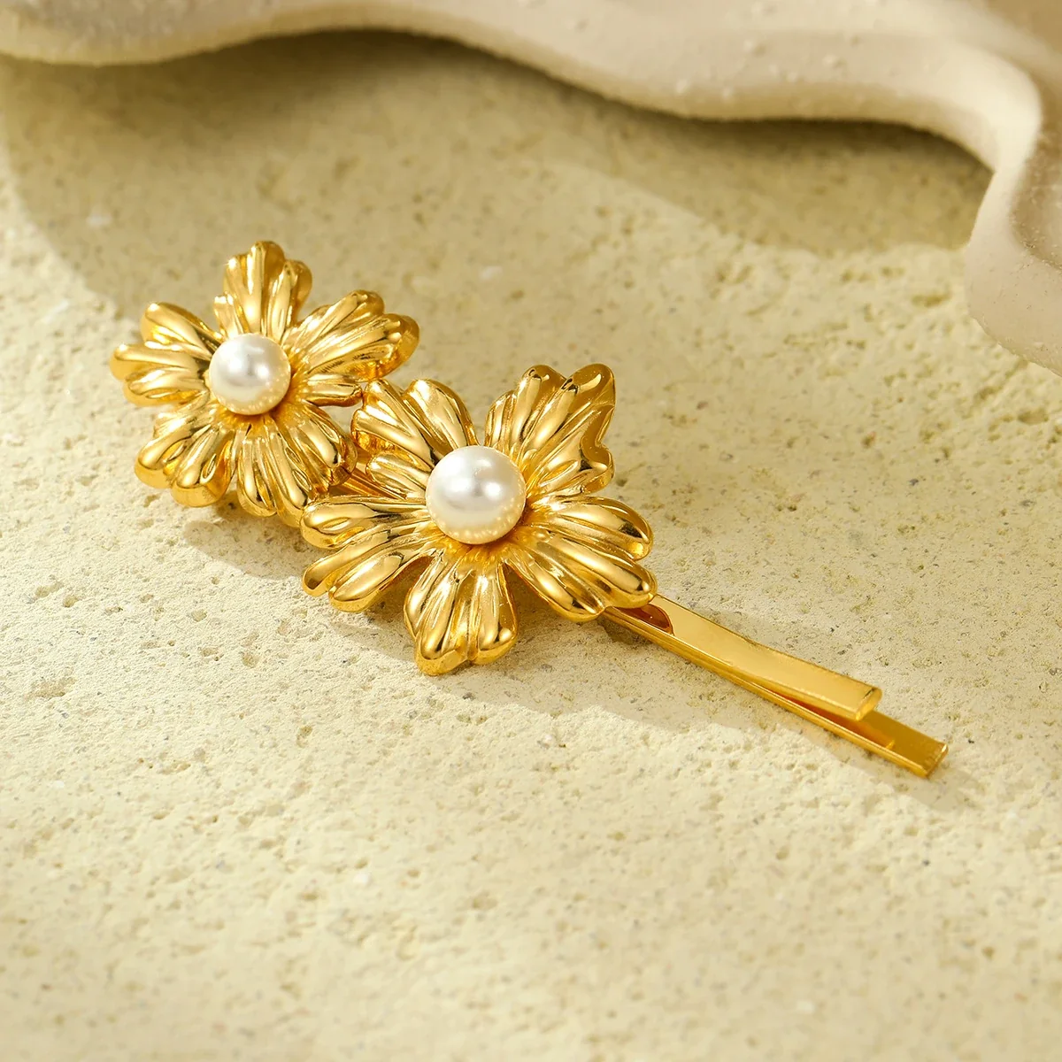 Foto del producto: Horquilla floral de perlas en acero chapado en oro de 18K