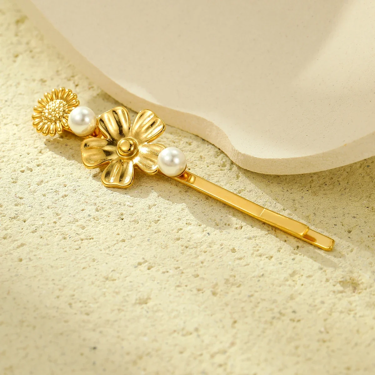 Foto del producto: Horquilla floral de perlas en acero chapado en oro de 18K