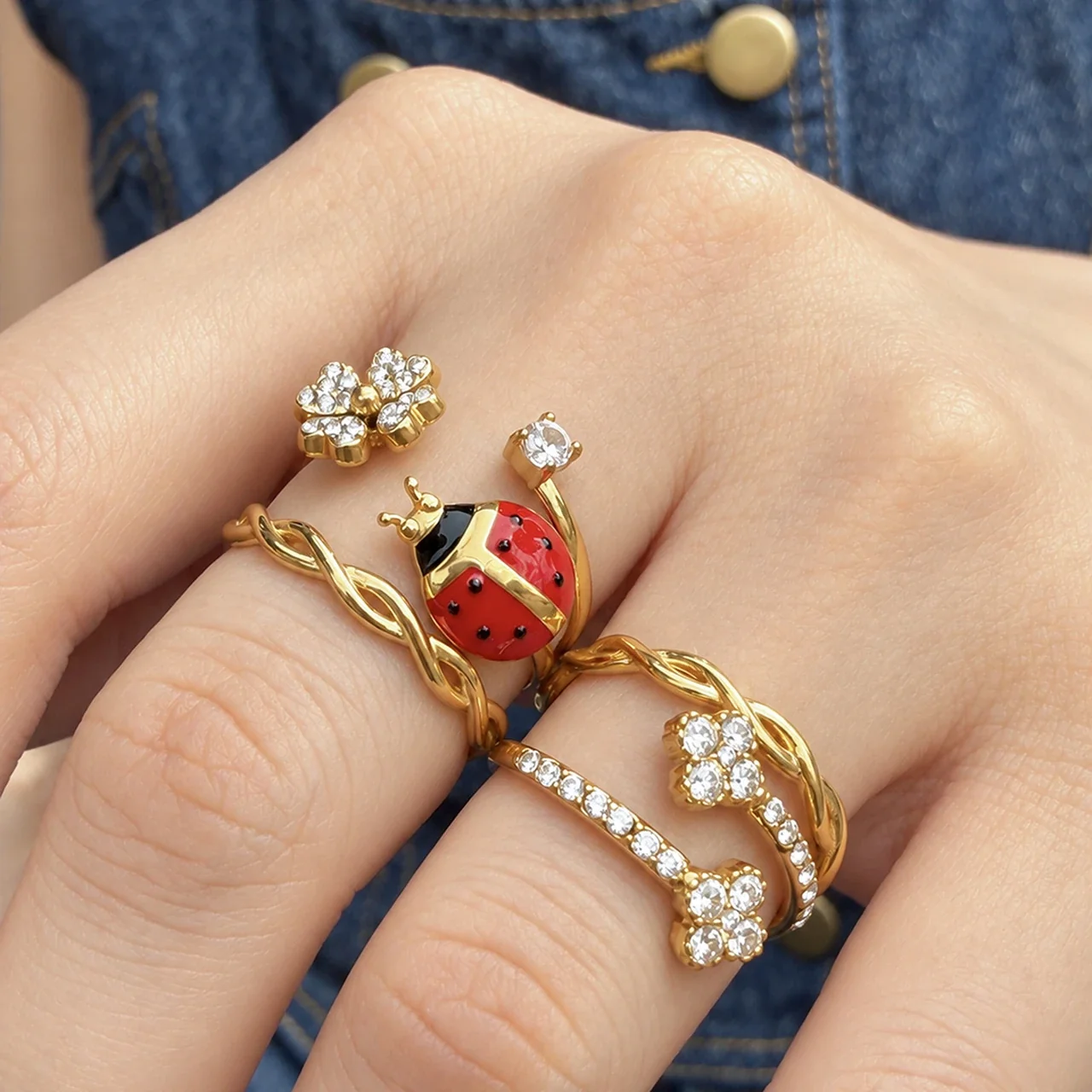 Ringen van roestvrij staal met lieveheersbeestje, bloemen en gedraaide banden productfoto