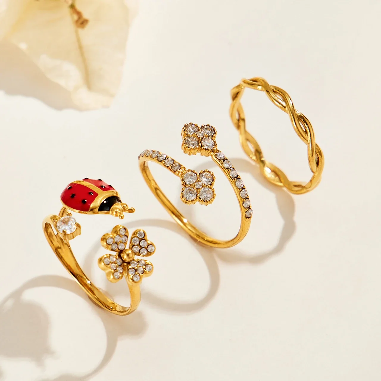 Ringen van roestvrij staal met lieveheersbeestje, bloemen en gedraaide banden productfoto