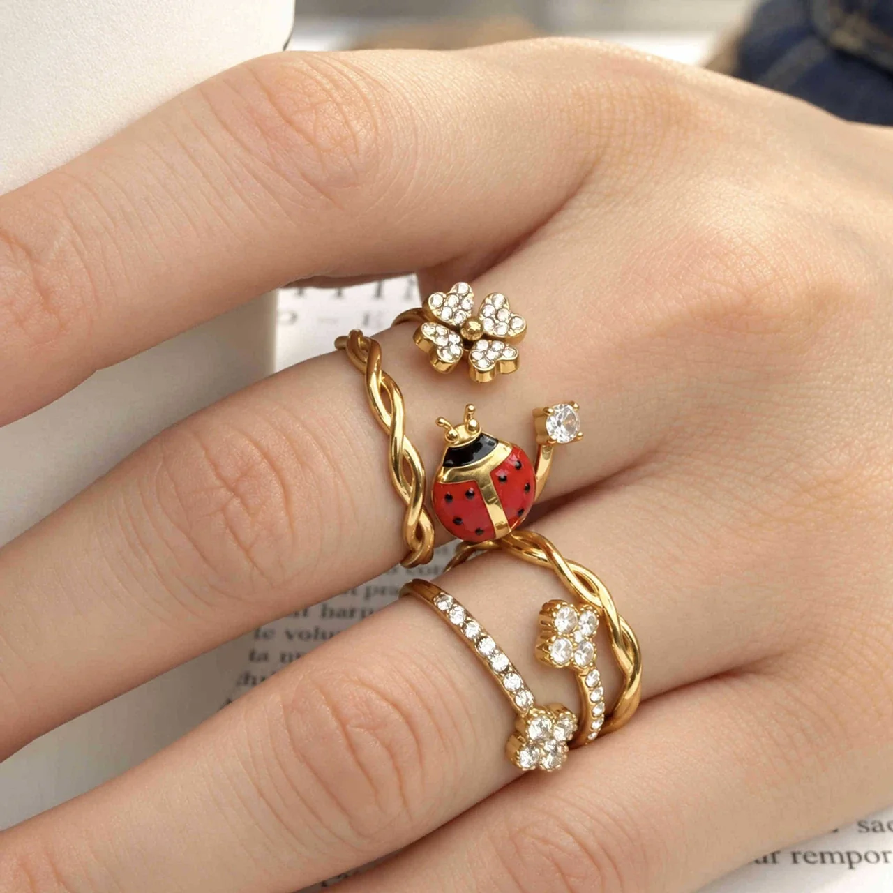 Ringen van roestvrij staal met lieveheersbeestje, bloemen en gedraaide banden productfoto