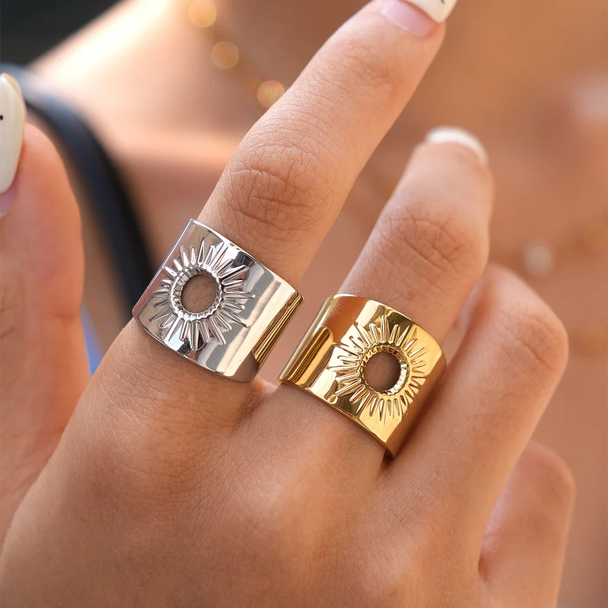 Ring: Zonnestraal Open Voorkant Brede Band van Roestvrij Staal, Goud PVD productfoto