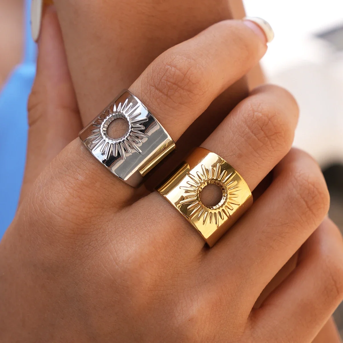 Ring: Zonnestraal Open Voorkant Brede Band van Roestvrij Staal, Goud PVD productfoto