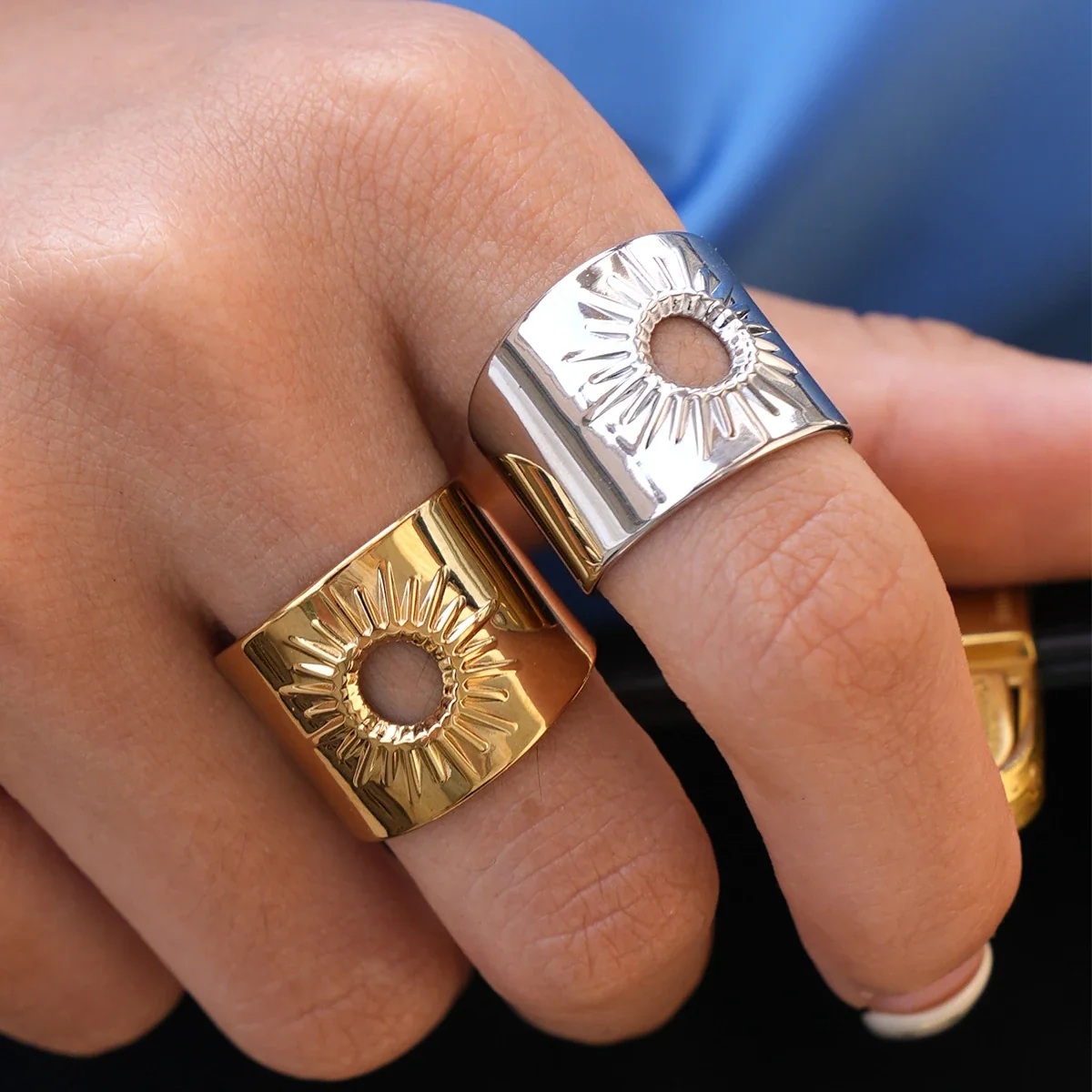 Ring: Zonnestraal Open Voorkant Brede Band van Roestvrij Staal, Goud PVD productfoto