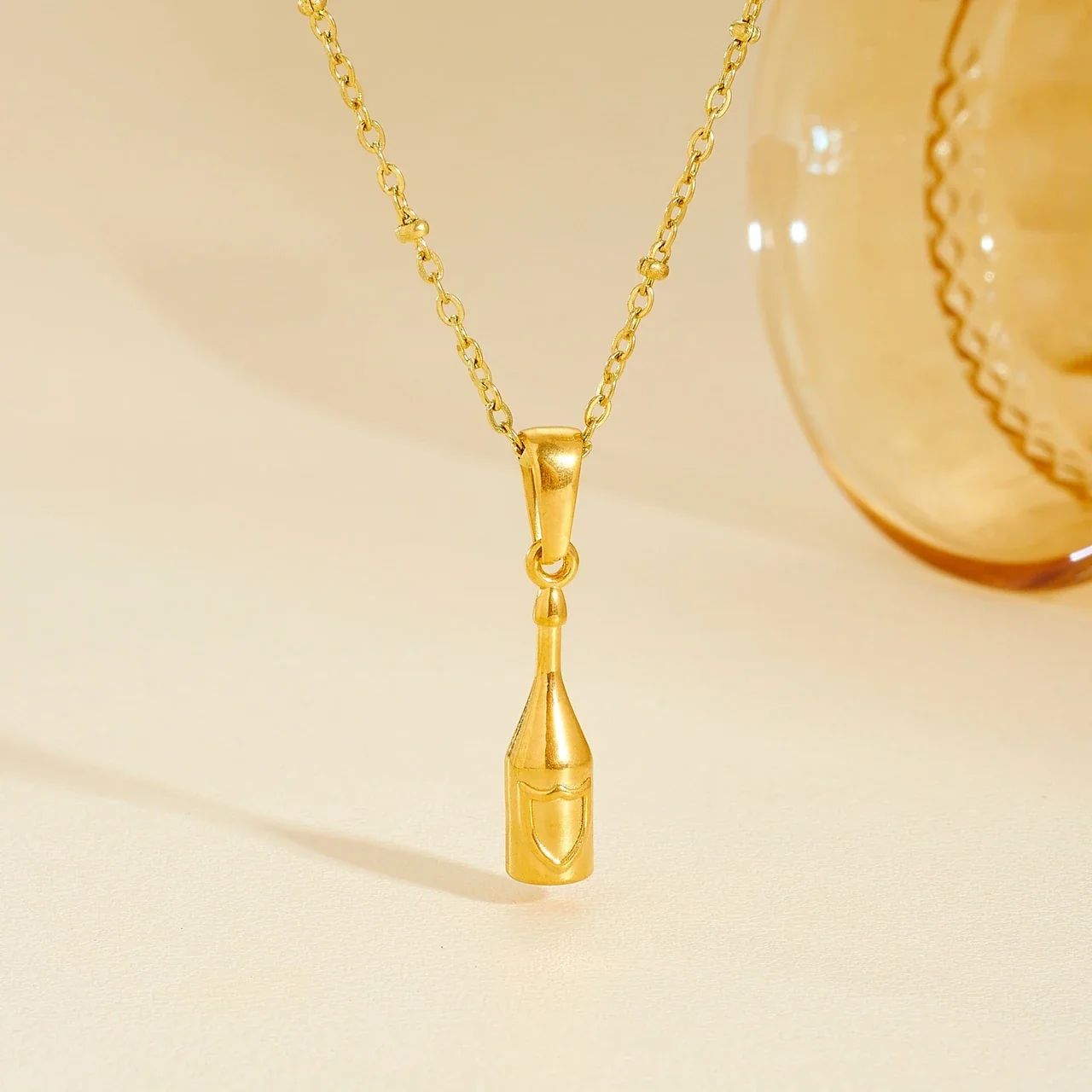 Photo produit : Collier pendentif bouteille avec chaîne perlée, acier plaqué or