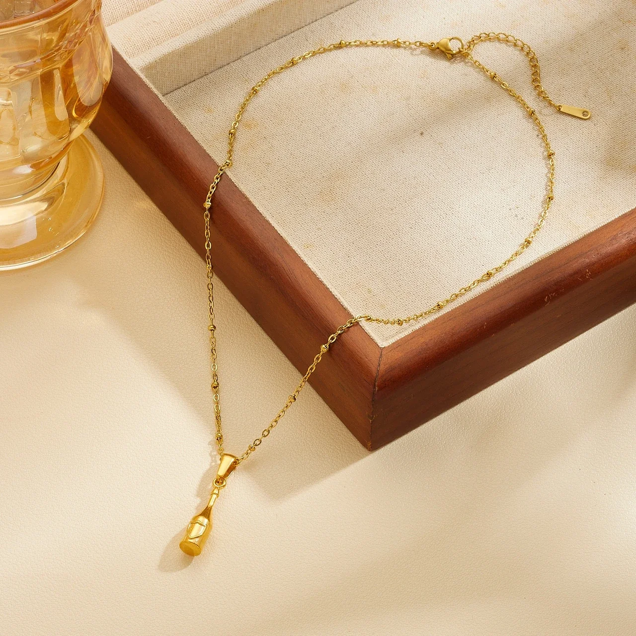 Photo produit : Collier pendentif bouteille avec chaîne perlée, acier plaqué or