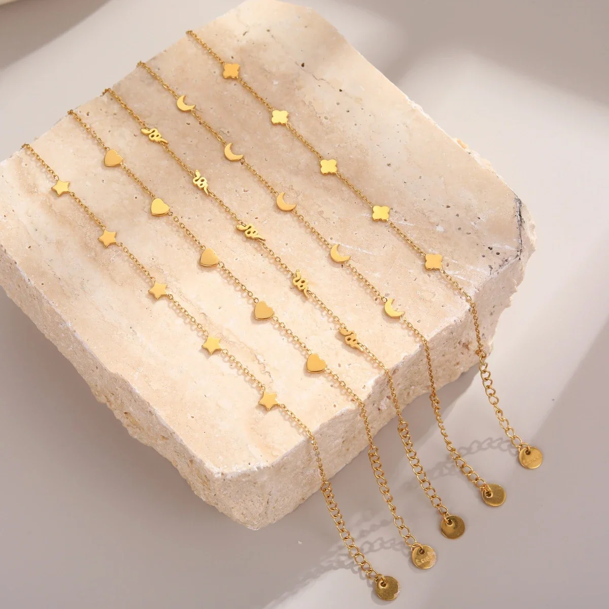 Photo produit : Bracelet de cheville avec breloques serpent, cœur, trèfle, étoile ou lune, acier inoxydable