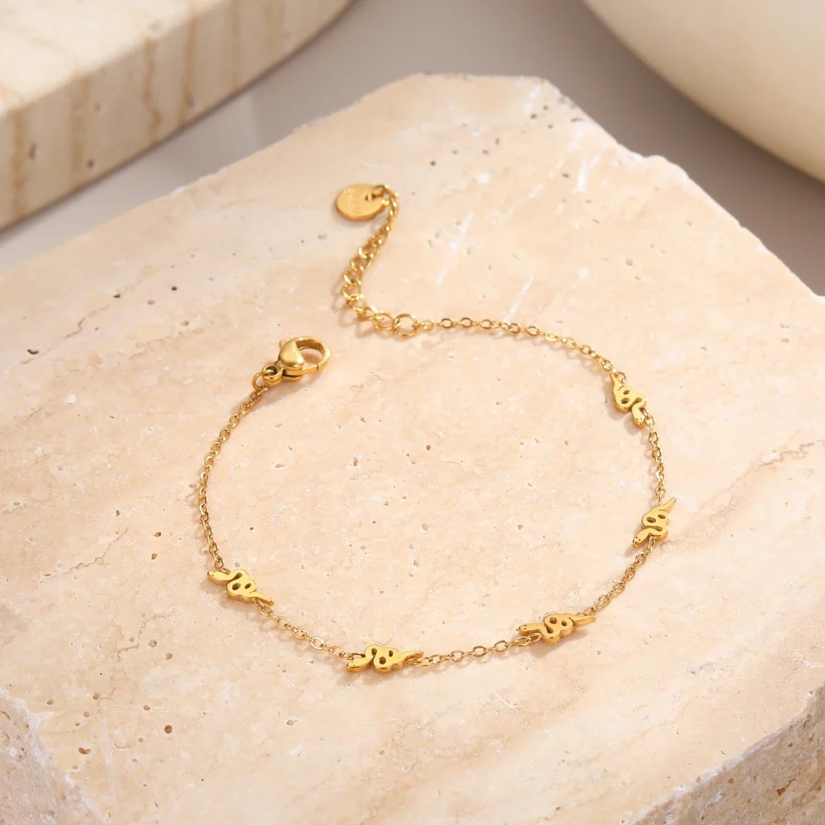 Photo produit : Bracelet de cheville avec breloques serpent, cœur, trèfle, étoile ou lune, acier inoxydable