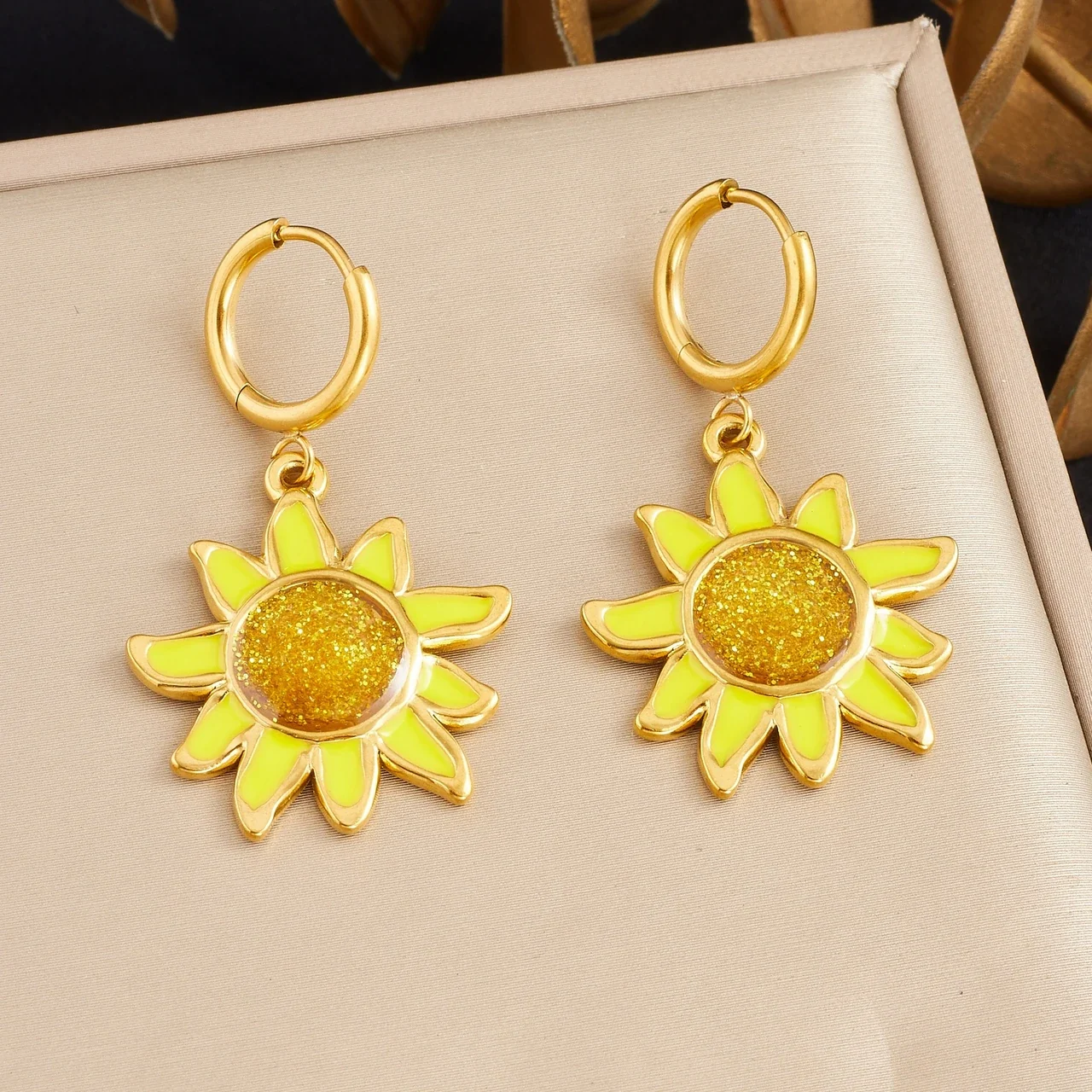 Oorbellen: zonnebloemgele emaille hangercreolen, verguld productfoto