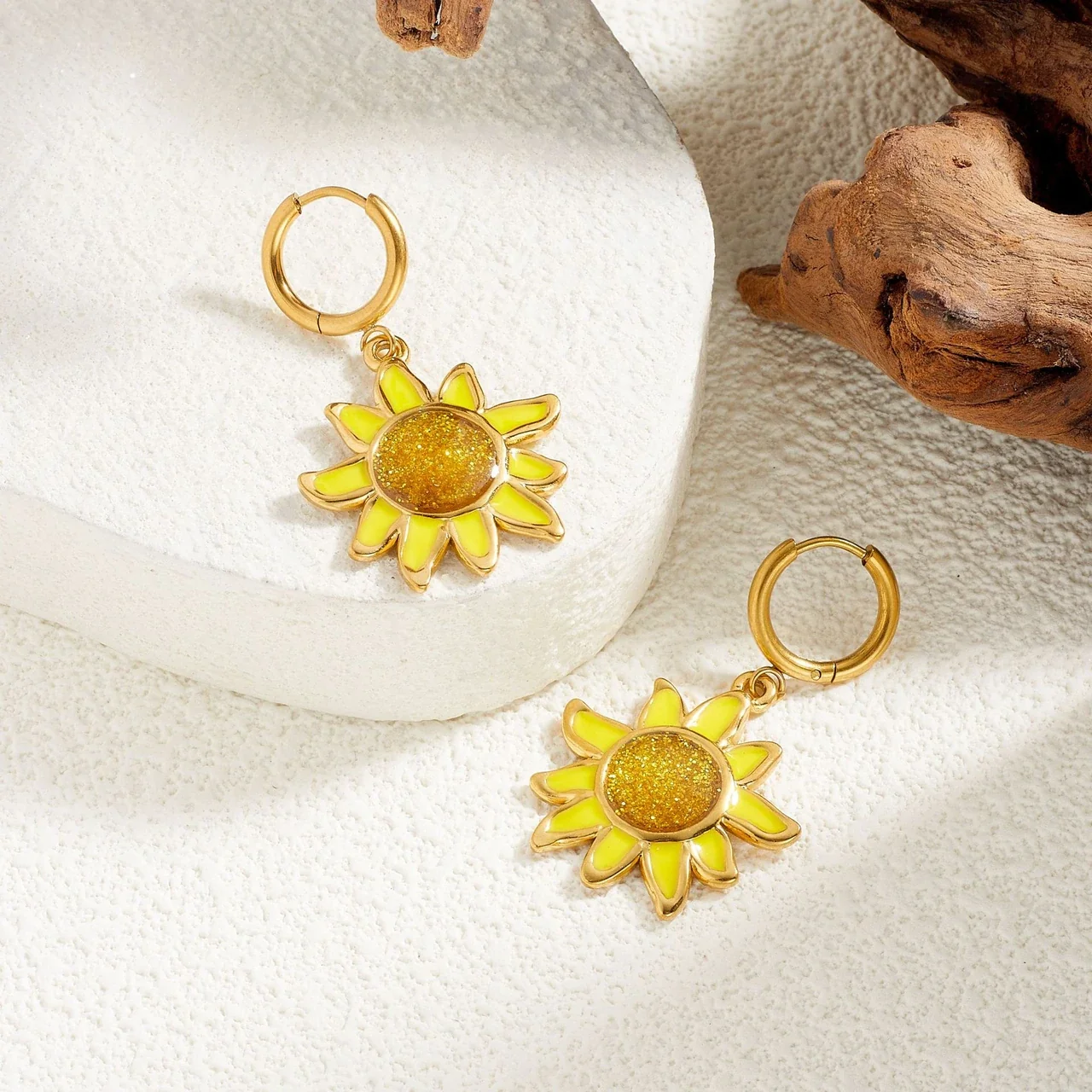 Oorbellen: zonnebloemgele emaille hangercreolen, verguld productfoto