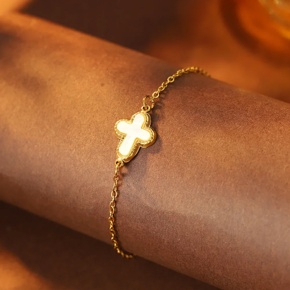 Photo produit : Bracelet croix à incrustation blanche, acier inoxydable 316 doré à l’or 18K
