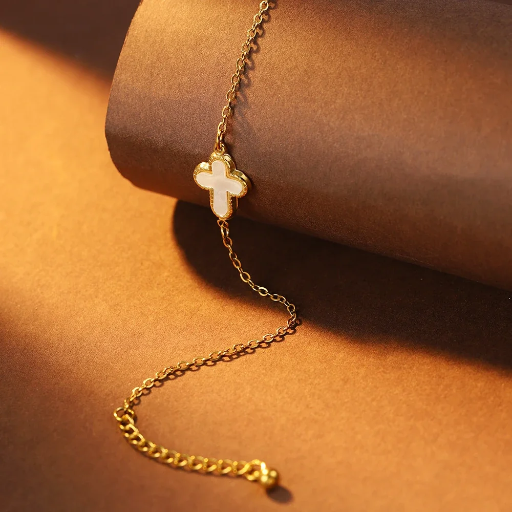 Photo produit : Bracelet croix à incrustation blanche, acier inoxydable 316 doré à l’or 18K