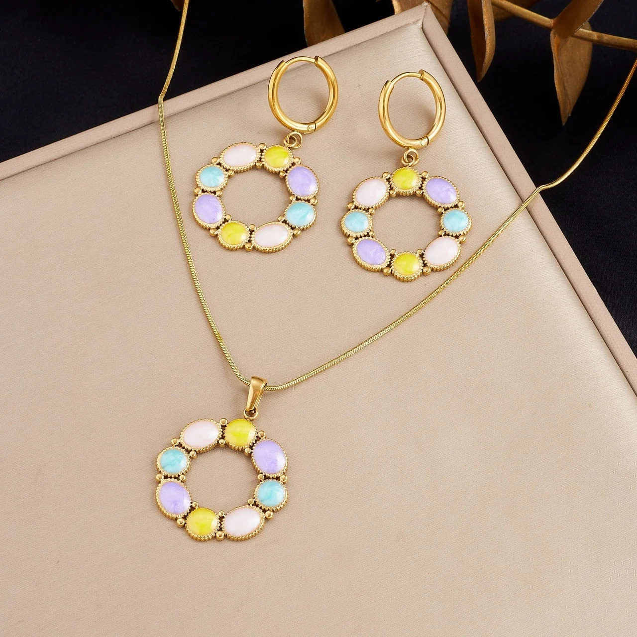 Jewelry Set with Pastel Wreath Drops in Gold-Plated Stainless Steel