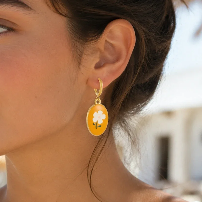 Oorringen met oranje geëmailleerde bloemhangers, goudkleurig productfoto