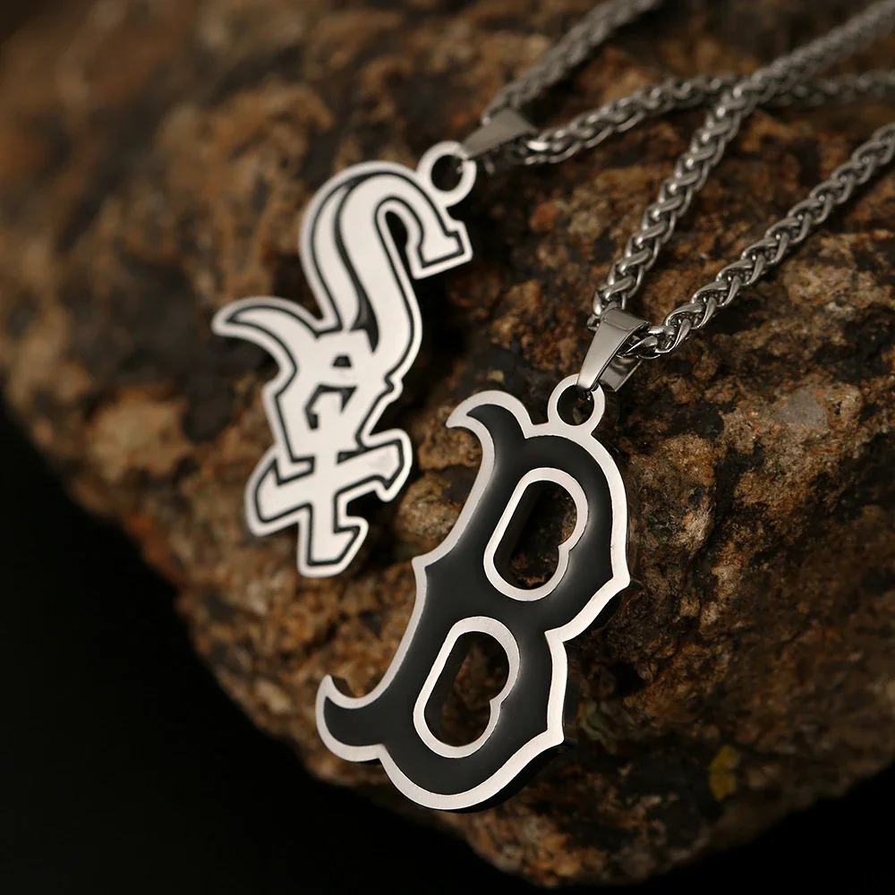 Foto del producto: Collar con colgante de letra gótica y cadena de espiga, acero inoxidable